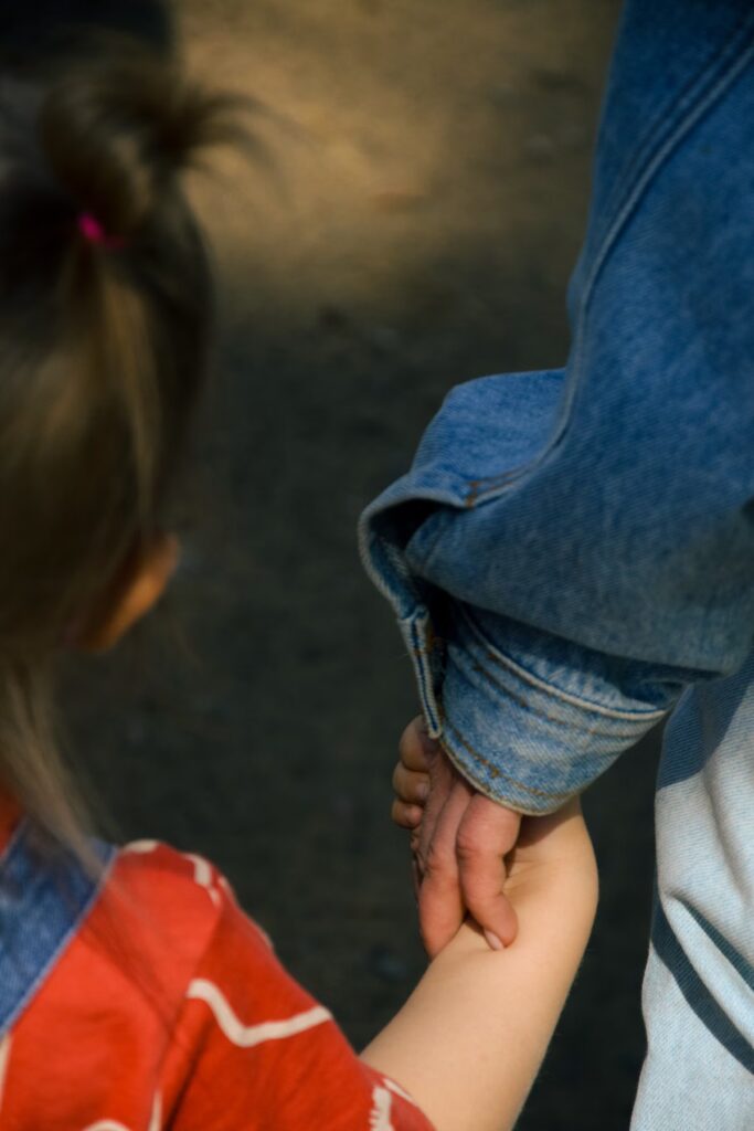 Un tratto di strada fatto insieme, per un tempo... poi il bambino torna a casa sua.