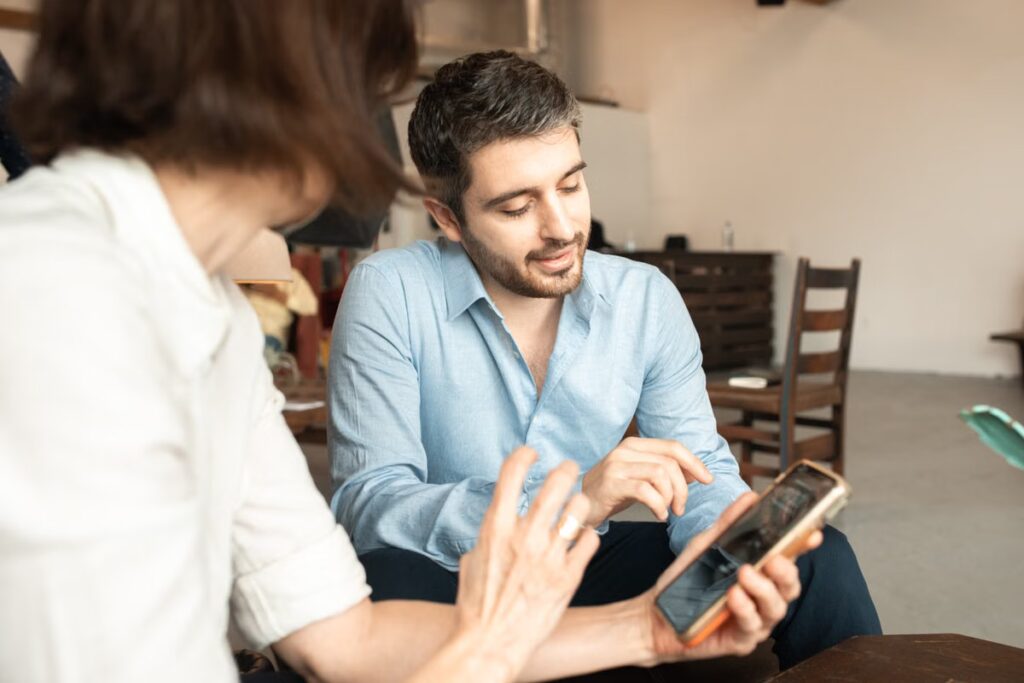 Il linguaggio dei più giovani guardato insieme a loro, invece che giudicato da fuori. RDNE Stock Project, Licenza Pexels