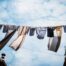 Bucato appeso a una corda tesa all'aperto, in una giornata di vento. Perché questa: la cosa più ordinaria del mondo, quella che qualcuno ha deciso di vietare. Erik Witsoe, Licenza Unsplash (uso gratuito)